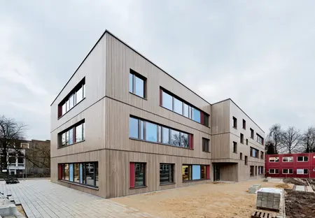 Közületi épület homlokzat